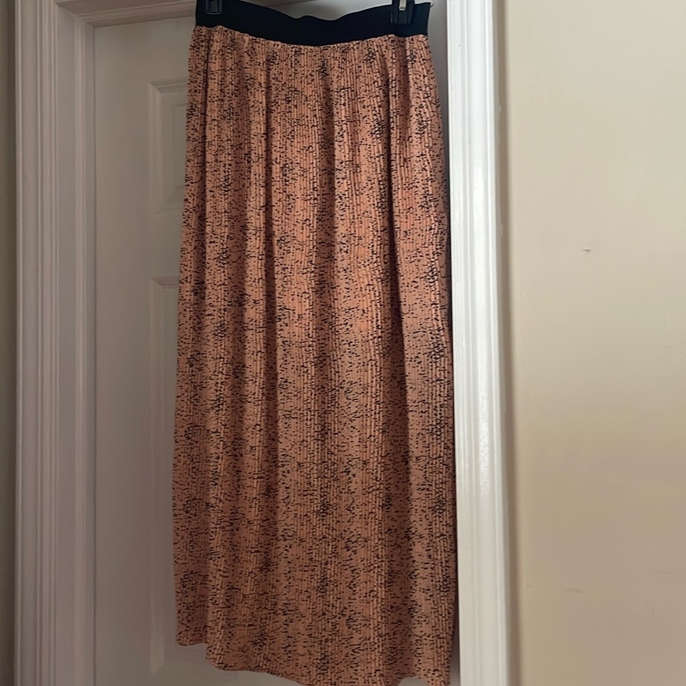 bar III Brand. Long skirt apricot with black pattern black elastic waist band